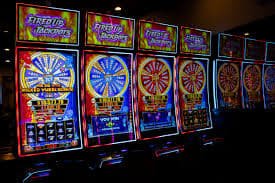 Ilustrasi pengguna memasang taruhan sportsbook dan slot online di tokoslot dengan antarmuka mobile